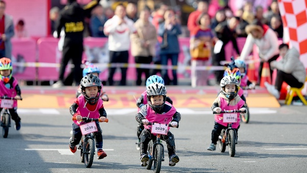 寶寶平衡車比賽，小輪上的速度與夢想的角逐