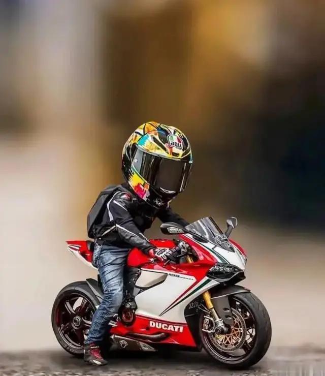 動漫機車圖片，熱血與機械的交織之美展示