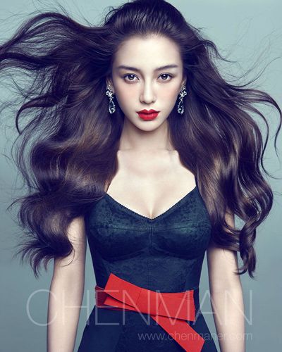 女明星卷發(fā)，時尚變化的魅力與自信之光