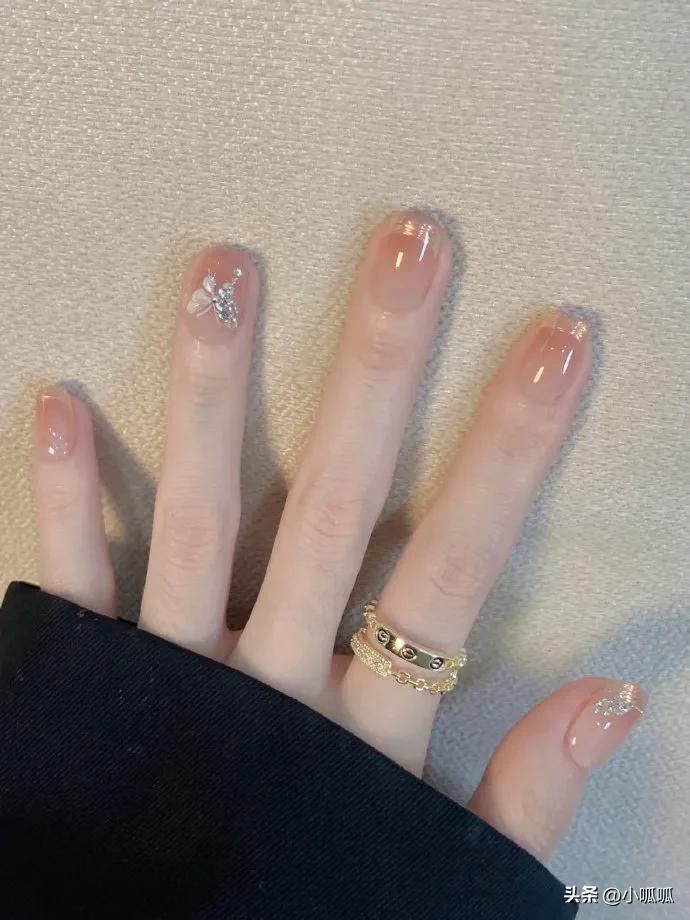 時(shí)尚潮流下的美甲新風(fēng)尚，最新美指甲風(fēng)采展現(xiàn)