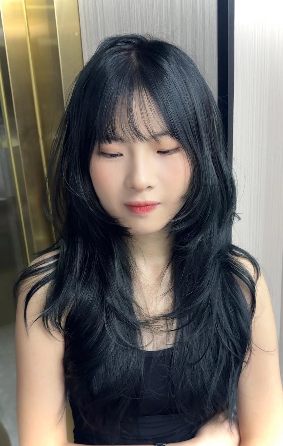 最新黑發(fā)型，自然美景中的浪漫旅行之旅