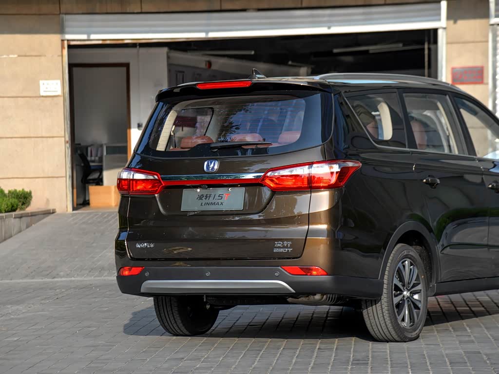 長安汽車最新款七坐車，開啟溫馨之旅的故事